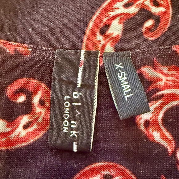 Blank NY XS Black and Red Paisley Top PTP 20” - Picture 2 of 4